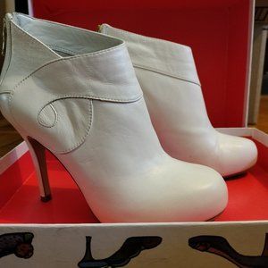 Suecomma Bonnie almost new white leather ankle booties